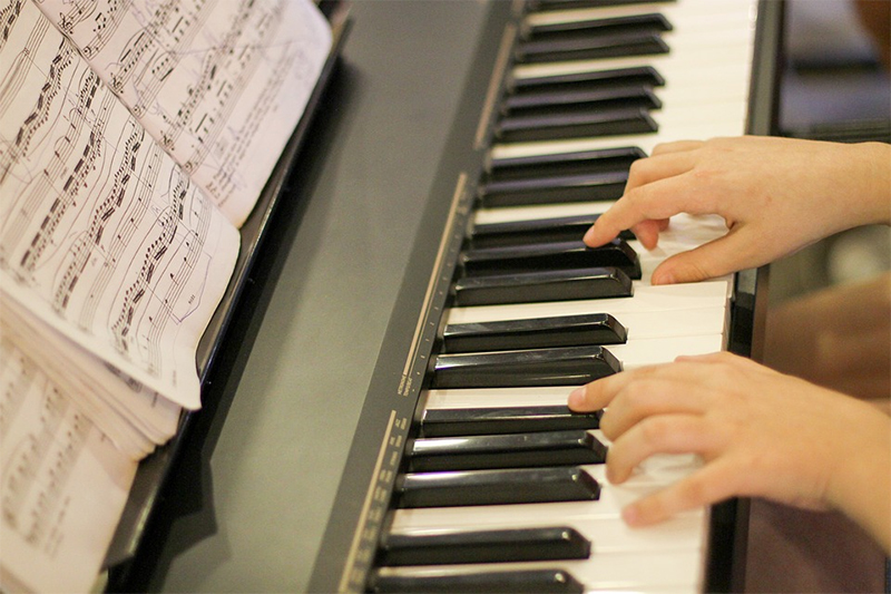 Balancing Homework and Piano Practice for Students 7 Chiến thuật tự học đàn piano tại nhà hiệu quả