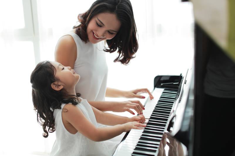 Beginner Pianos Children Digital vs Acoustic Guide 10 Đàn piano cho người mới bắt đầu: Chọn mua đàn và top model bán chạy