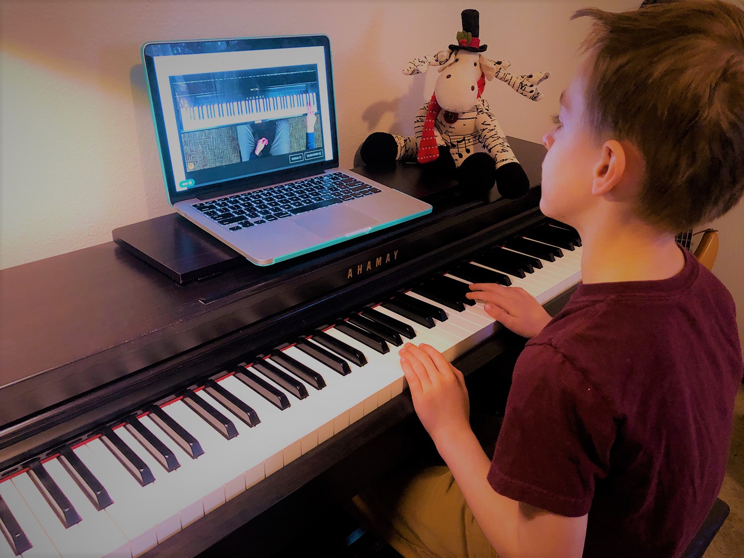 How to Choose the Right Piano Teacher Child in NYC 13 Học đàn Piano online ở đâu tốt? Trung tâm dạy Piano hiệu quả - THU NHẠC