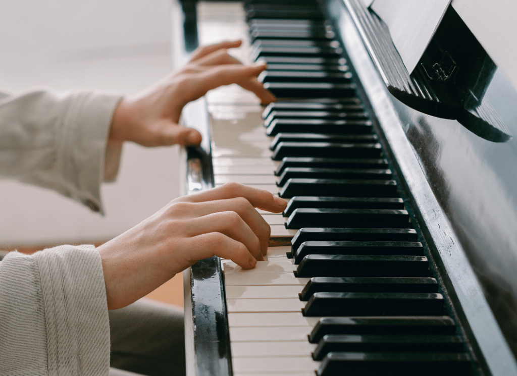 Improving Finger Dexterity for Adult Piano Beginners 12 Nên Học Piano Cổ Điển Hay Piano Nhạc Nhẹ? - Học viện âm nhạc SEAMI