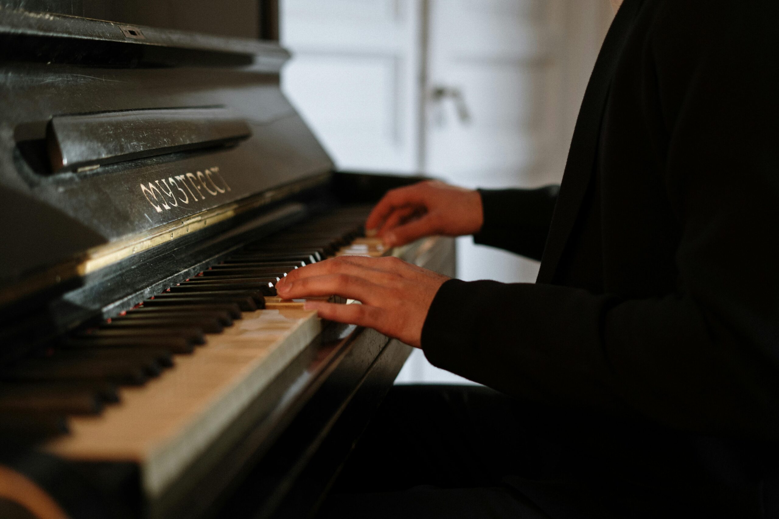 Hanon Exercises for Modern Pianists Approach Guide 10 The benefits of Hanon exercises for piano players | Skoove