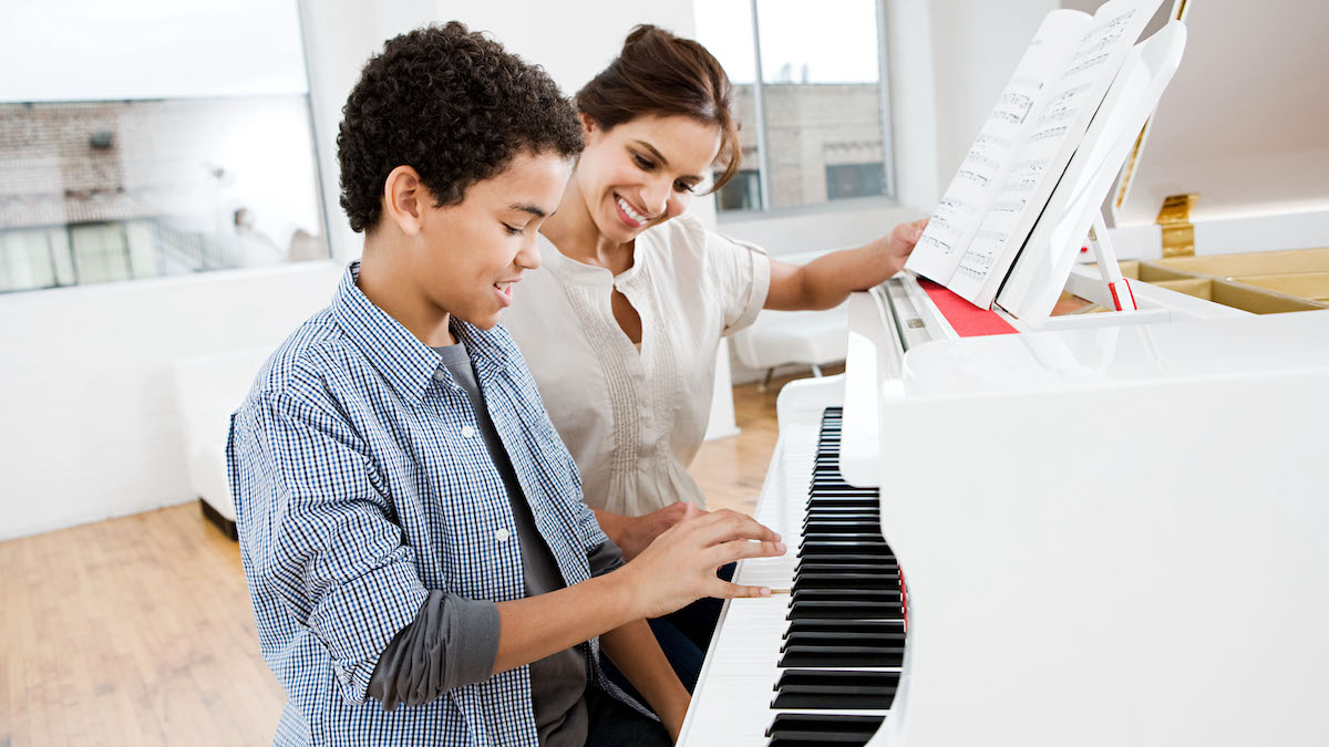 Connection Between Piano Lessons Cognitive Health 10 Bạn có thể tự học chơi piano được không? – Guitar Điện