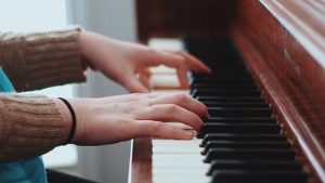 Chơi đàn piano giúp tăng cường khả năng xử lý của não và giảm trầm cảm, căng  thẳng và lo lắng - Cổng thông tin điện tử Cục Thông tin, Thống kê