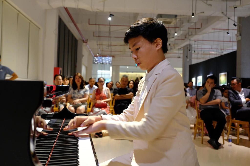 Piano Playing for Stress Relief NYC Professionals 10 15+ lợi ích của việc chơi đàn piano mà ai cũng nên biết - TED SAIGON