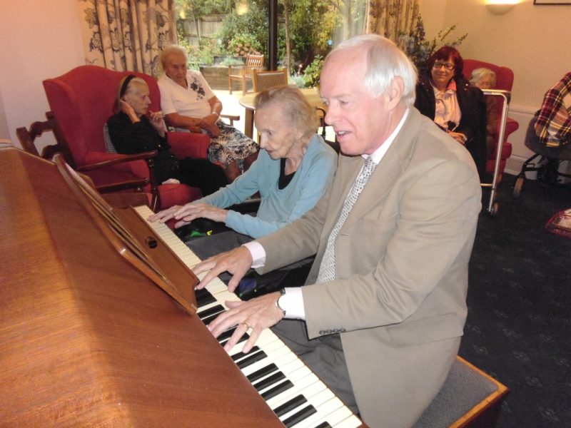 Social Benefits of Music for Seniors in NYC Guide 12 Người lớn tuổi học piano đệm hát bao lâu thì chơi thành thạo - Trường Âm Nhạc Việt Thương