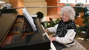 Lợi ích mà piano đem lại cho người cao tuổi – Piano BT