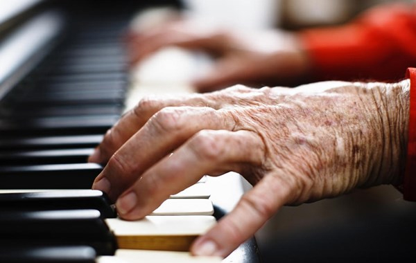 Social Benefits of Music for Seniors in NYC Guide 9 Lời khuyên khi học piano cho người lớn tuổi